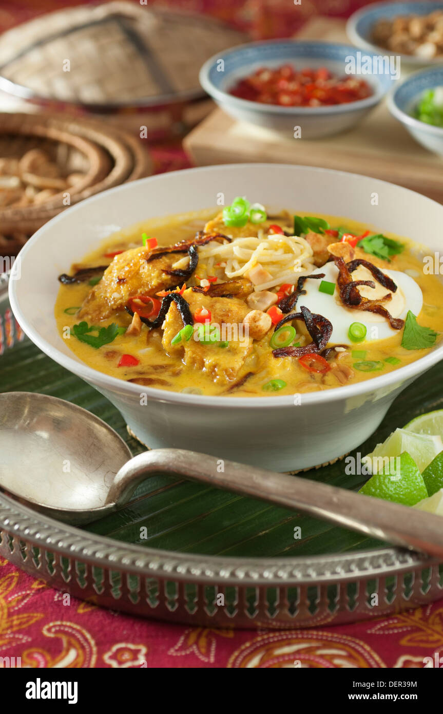 Ohno kaukswe. Birmano cocco Pollo al Curry zuppa di noodle. Myanmar Birmania Foto Stock