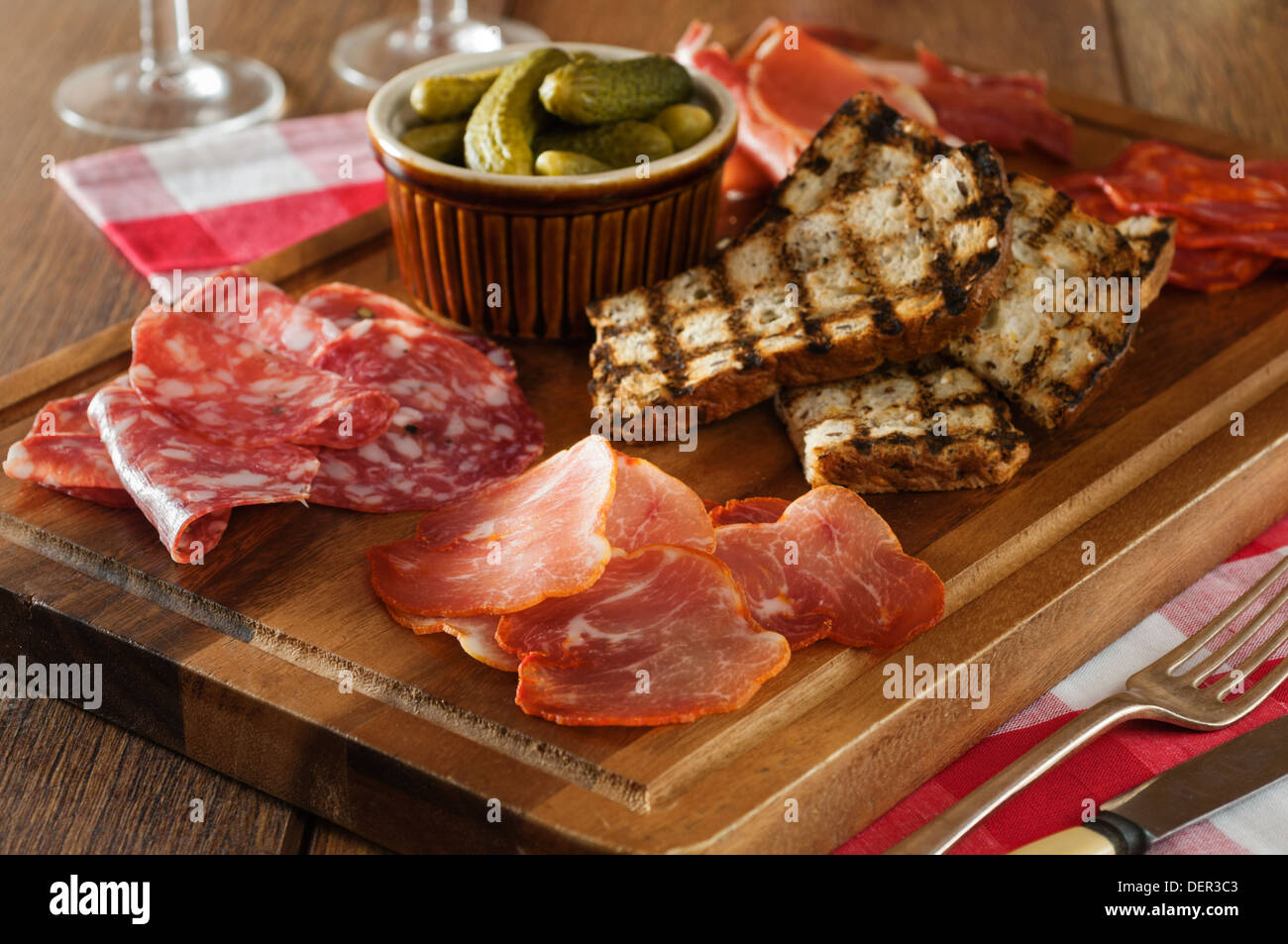 Charcuterie board. Salumi piatto di condivisione. Foto Stock