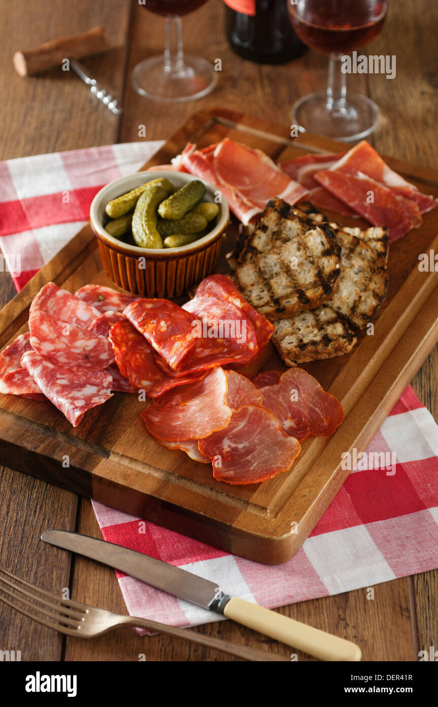 Charcuterie board. Salumi piatto di condivisione. Foto Stock