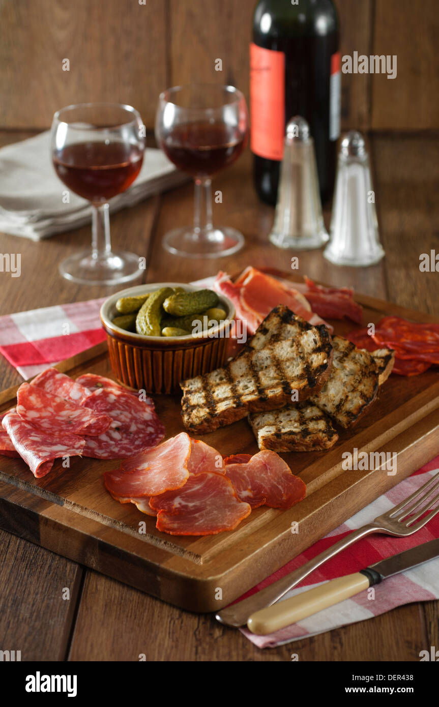 Charcuterie board. Salumi piatto di condivisione. Foto Stock