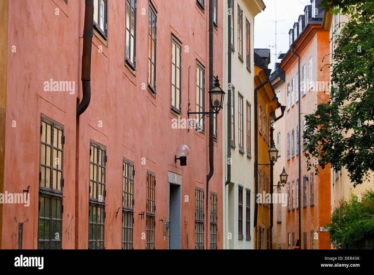 Stoccolma, Svezia, Europa - edifici colorati in una strada nel centro storico di Gamla Stan Foto Stock