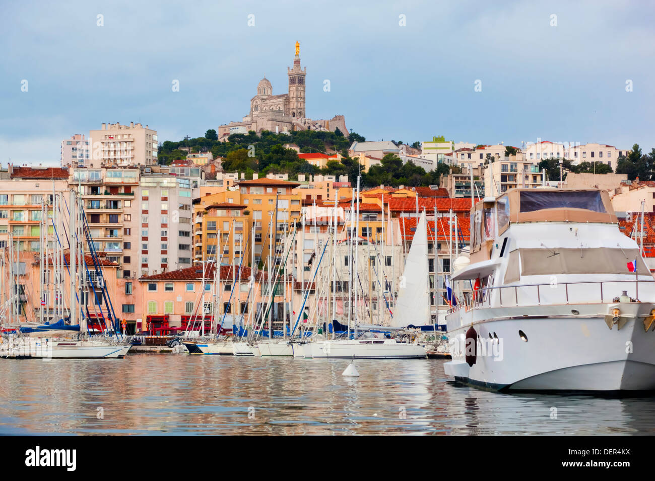 Marseille, Francia : il famoso porto vecchio con vista sulla cattedrale di Notre Dame de la Garde cattedrale Foto Stock