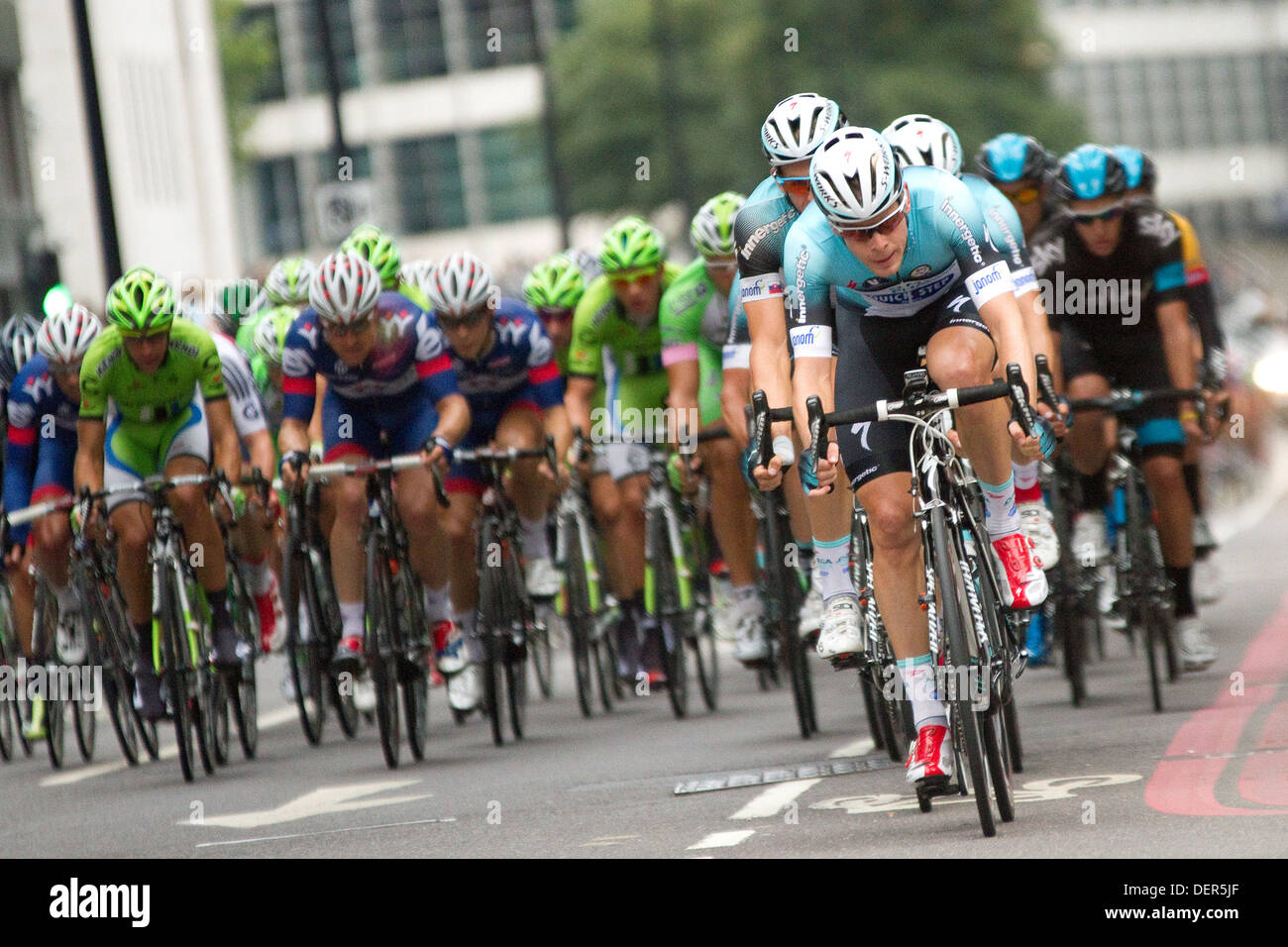 I piloti del team Omega Pharma Quick-Step andare attraverso Londra nella fase finale del 2013 Tour della Gran Bretagna. Foto Stock