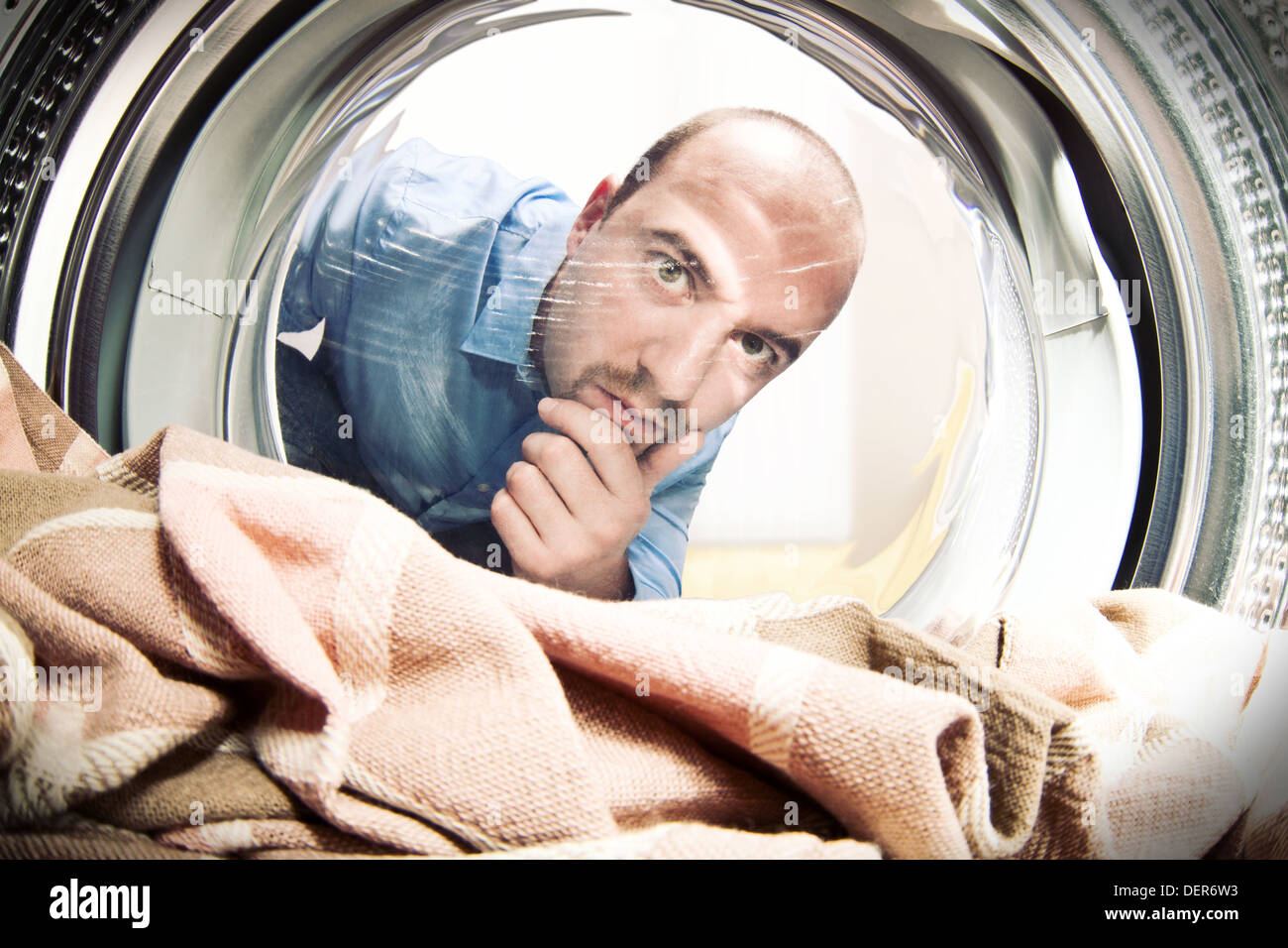 L'uomo ritratto dall'interno della macchina di lavaggio Foto Stock