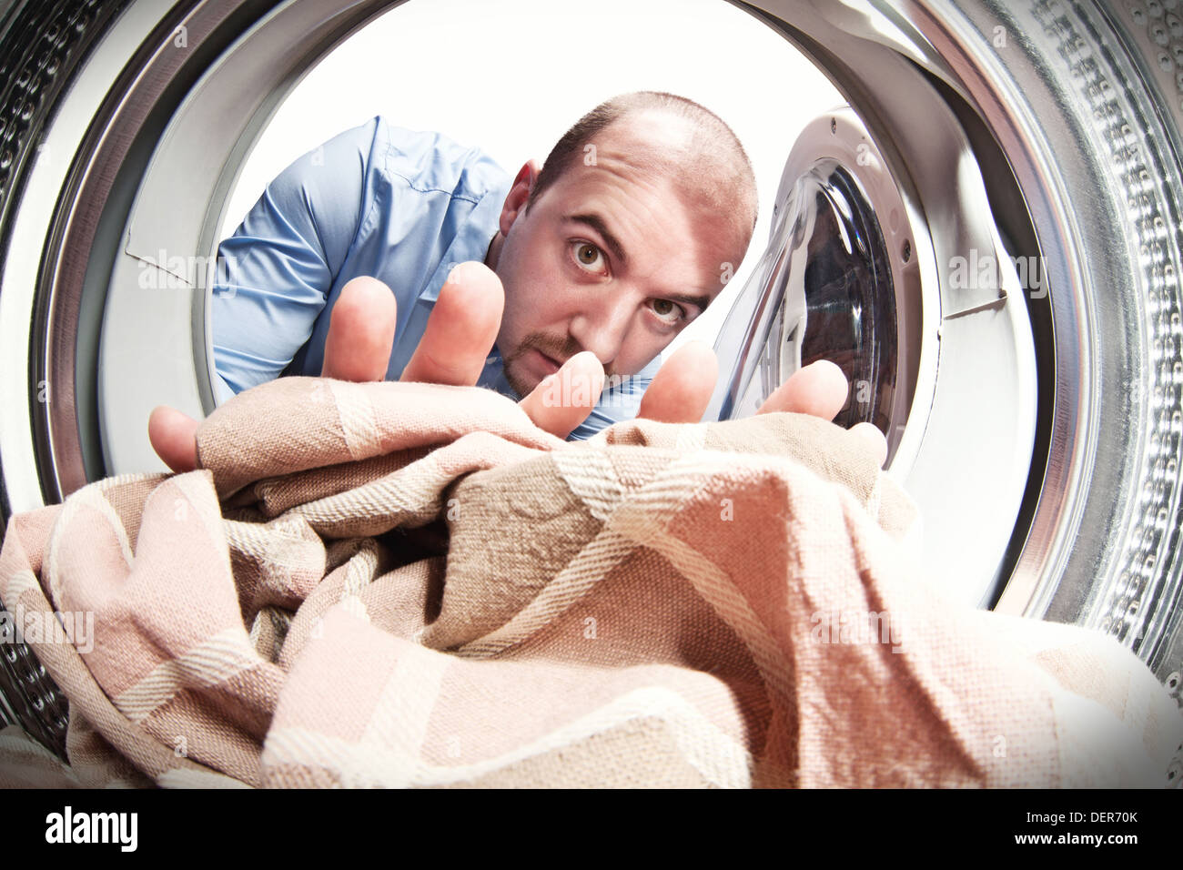 L'uomo ritratto dall'interno della macchina di lavaggio Foto Stock