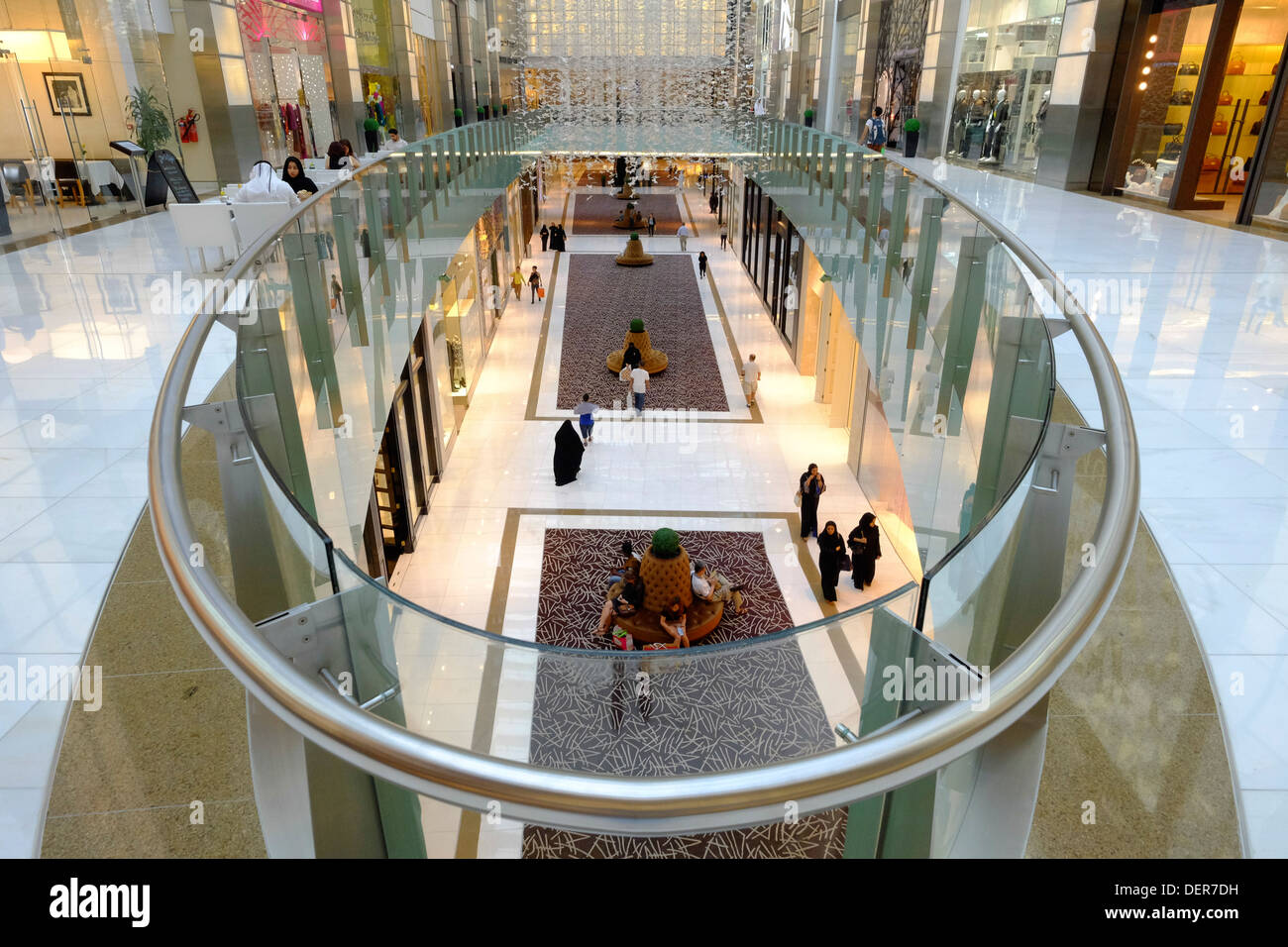 Interno del Fashion Avenue atrium a Dubai Mall in Dubai Emirati arabi uniti Foto Stock