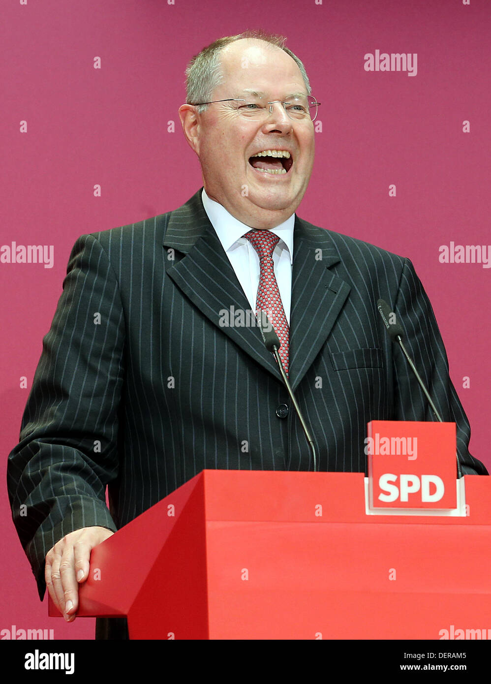 Berlino, Germania. 23 sett, 2013. Il challenger sconfitto delle elezioni federali del 2013 e membro del Partito socialdemocratico (SPD), Peer Steinbrueck, parla di una conferenza stampa dopo una riunione del suo partito a Willy-Brand-House a Berlino, Germania, 23 settembre 2013. Foto: WOLFGANG KUMM/dpa/Alamy Live News Foto Stock