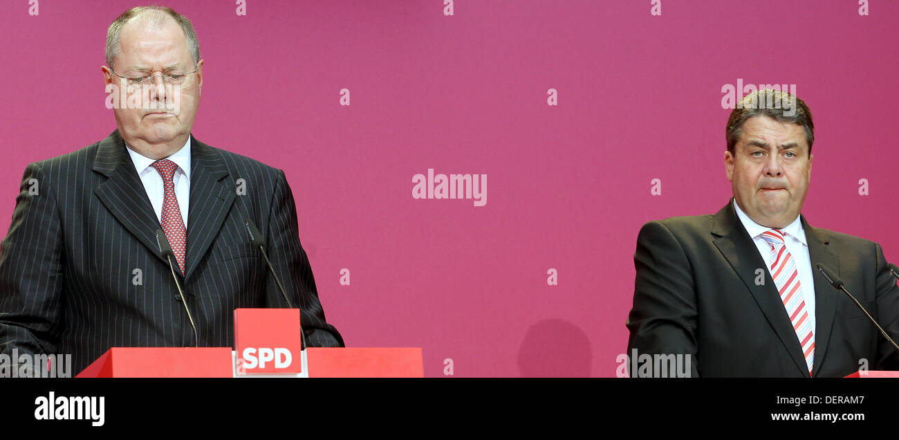 Berlino, Germania. 23 sett, 2013. La sconfitta di challenger il Partito socialdemocratico (SPD) nelle elezioni federali del 2013, Peer Steinbrueck e presidente SPD Sigmar GABRIEL (R) di partecipare alla conferenza stampa dopo una riunione di consiglio del partito a Willy-Brand-House a Berlino, Germania, 23 settembre 2013. Foto: WOLFGANG KUMM/dpa/Alamy Live News Foto Stock