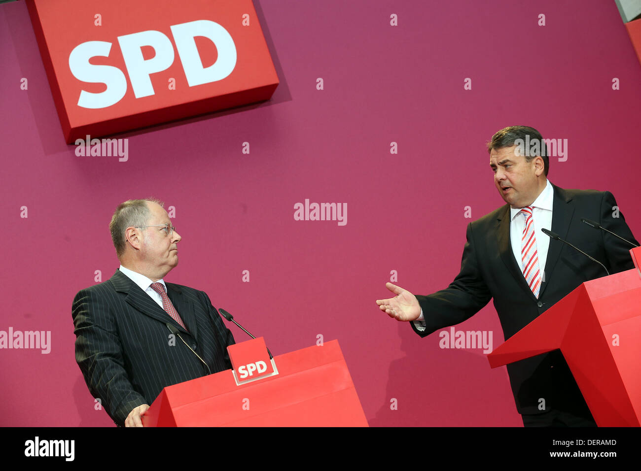 Berlino, Germania. 23 sett, 2013. La sconfitta di challenger il Partito socialdemocratico (SPD) nelle elezioni federali del 2013, Peer Steinbrueck e presidente SPD Sigmar GABRIEL (R) di partecipare alla conferenza stampa dopo una riunione di consiglio del partito a Willy-Brand-House a Berlino, Germania, 23 settembre 2013. Foto: WOLFGANG KUMM/dpa/Alamy Live News Foto Stock