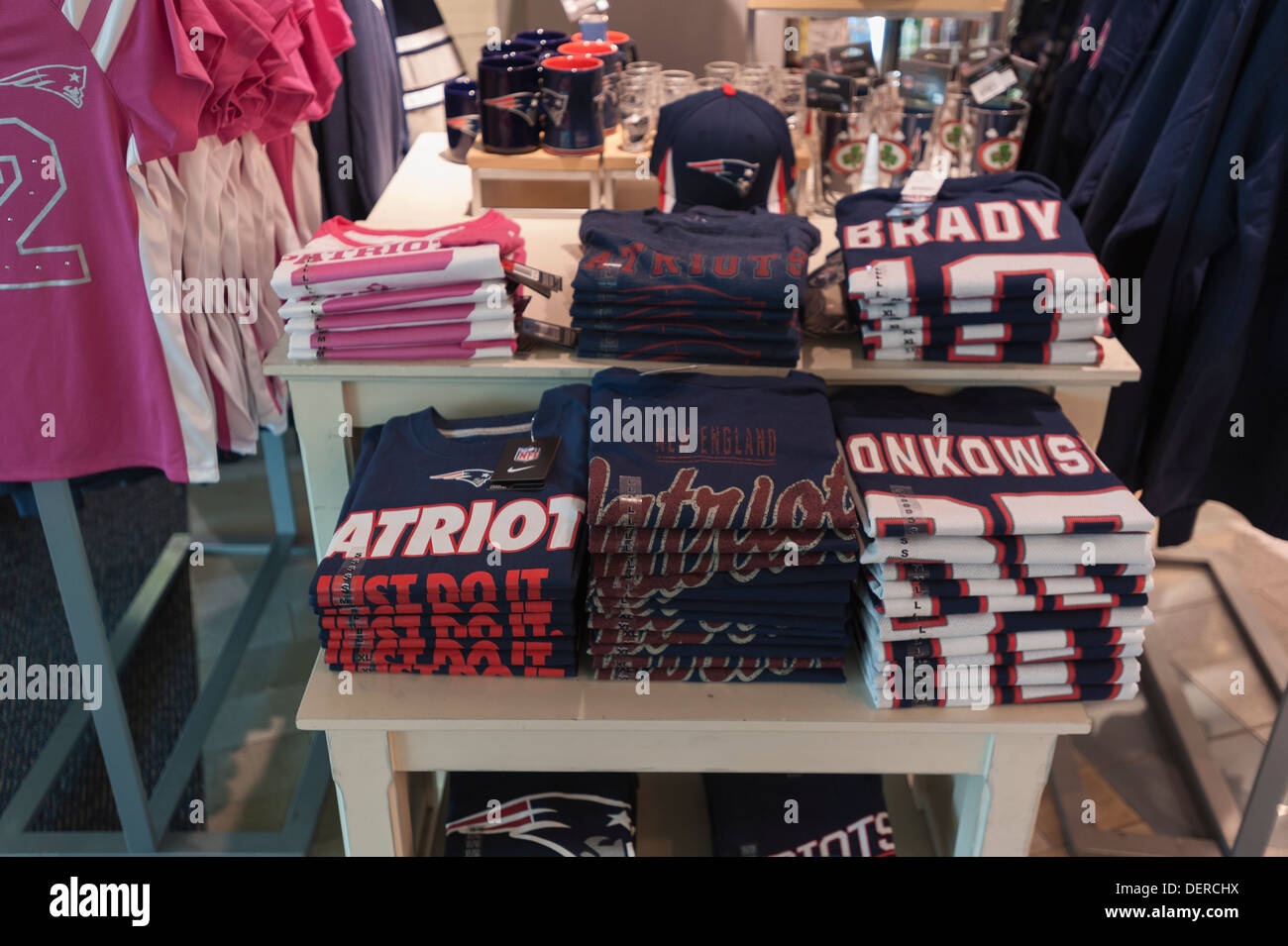 I patrioti di abbigliamento da calcio sul display e per la vendita a Providence, Rhode Island T F Green Airport Foto Stock