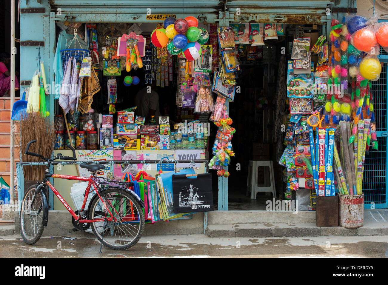 Colorato negozio indiano a Puttaparthi, Andhra Pradesh in India Foto Stock