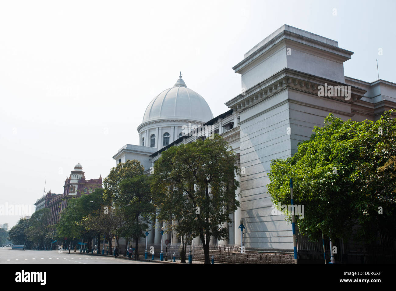 Facciata di un palazzo del governo, l'Ufficio Generale delle Poste (GPO), Calcutta, West Bengal, India Foto Stock