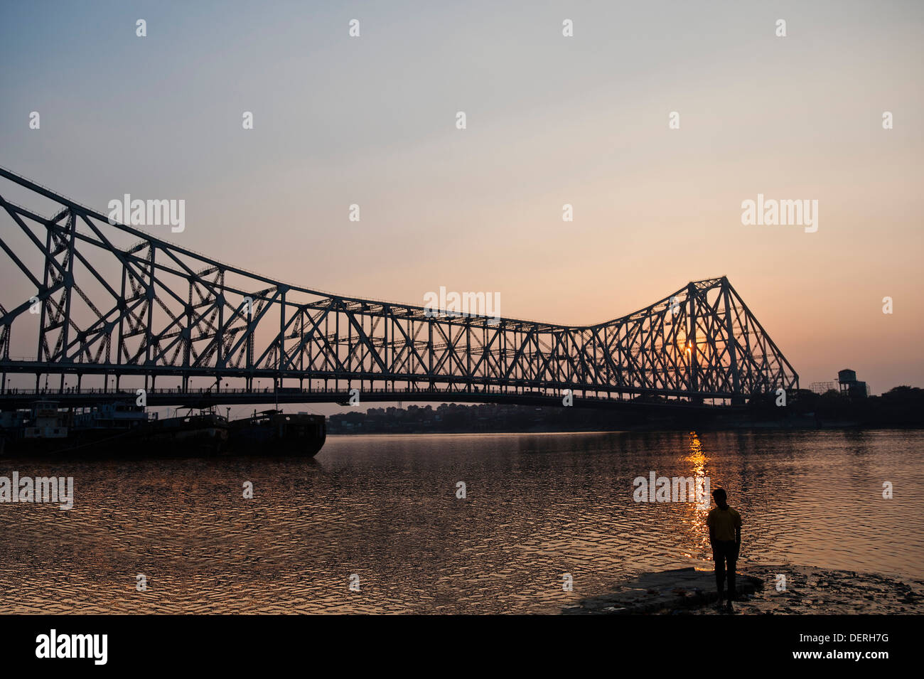 Ponte su un fiume, quella di Howrah Bridge, Fiume Hooghly, Calcutta, West Bengal, India Foto Stock