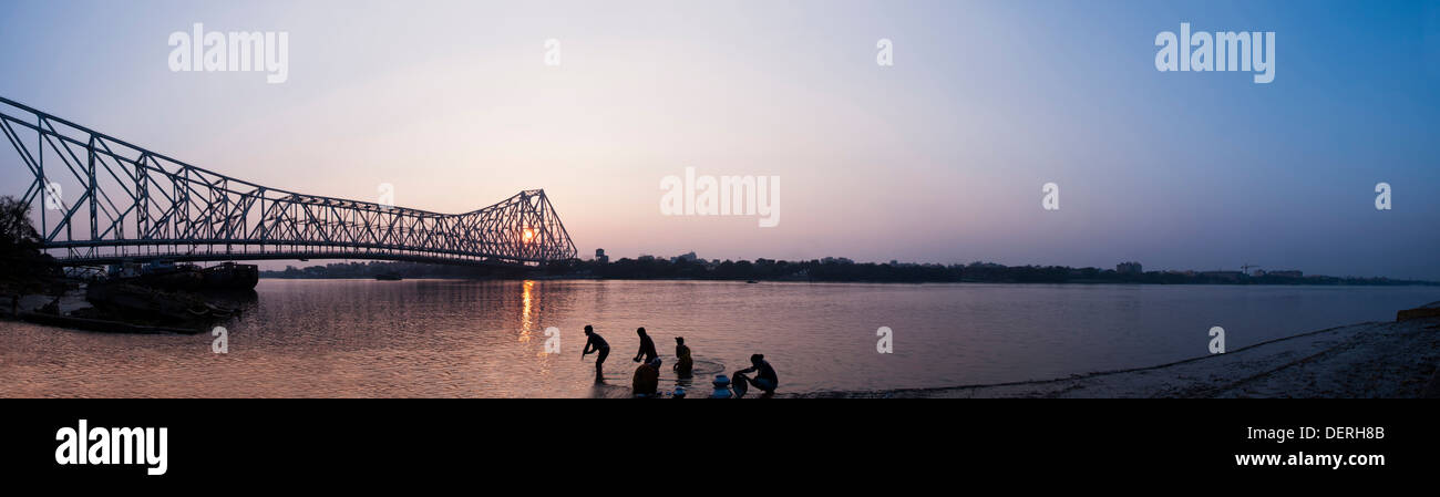 Ponte su un fiume, quella di Howrah Bridge, Fiume Hooghly, Calcutta, West Bengal, India Foto Stock