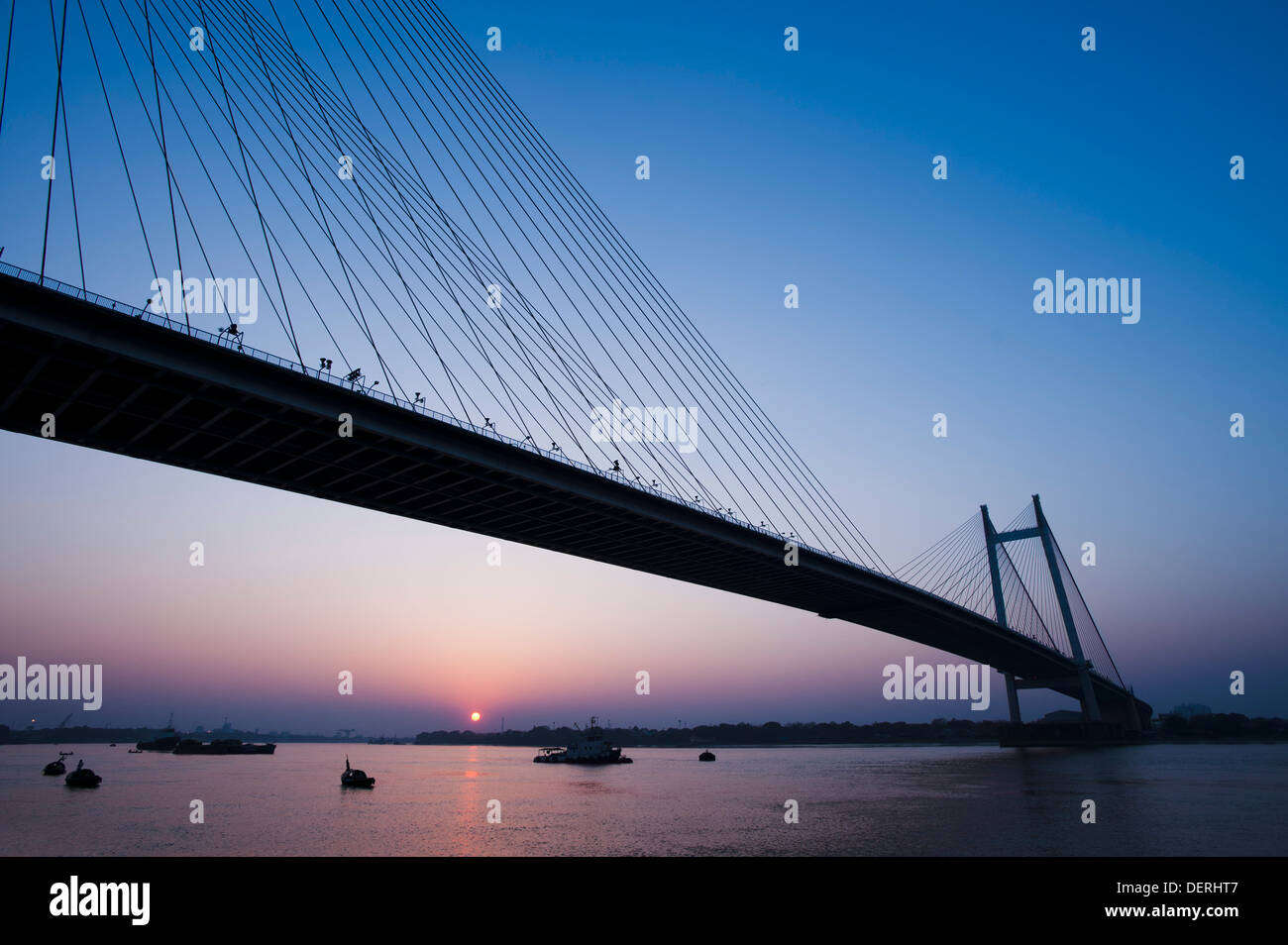 Ponte su un fiume, Vidyasagar Setu, Fiume Hooghly, Calcutta, West Bengal, India Foto Stock