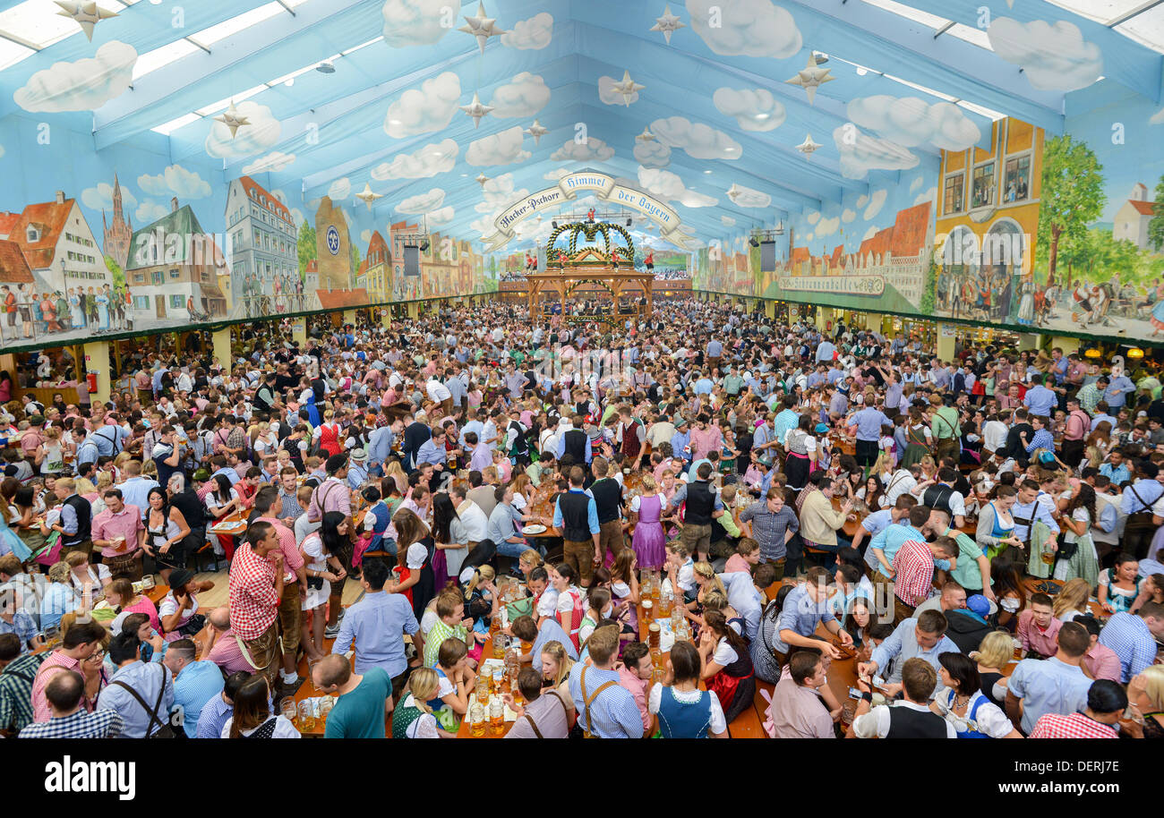 Numerosi visitatori si divertono a una birra tenda del centottantesimo Oktoberfest a Monaco di Baviera, Germania, il 21 settembre 2013. L'Oktoberfest si terrà dal 21 settembre al 06 ottobre 2013. Foto: Frank Leonhardt Foto Stock