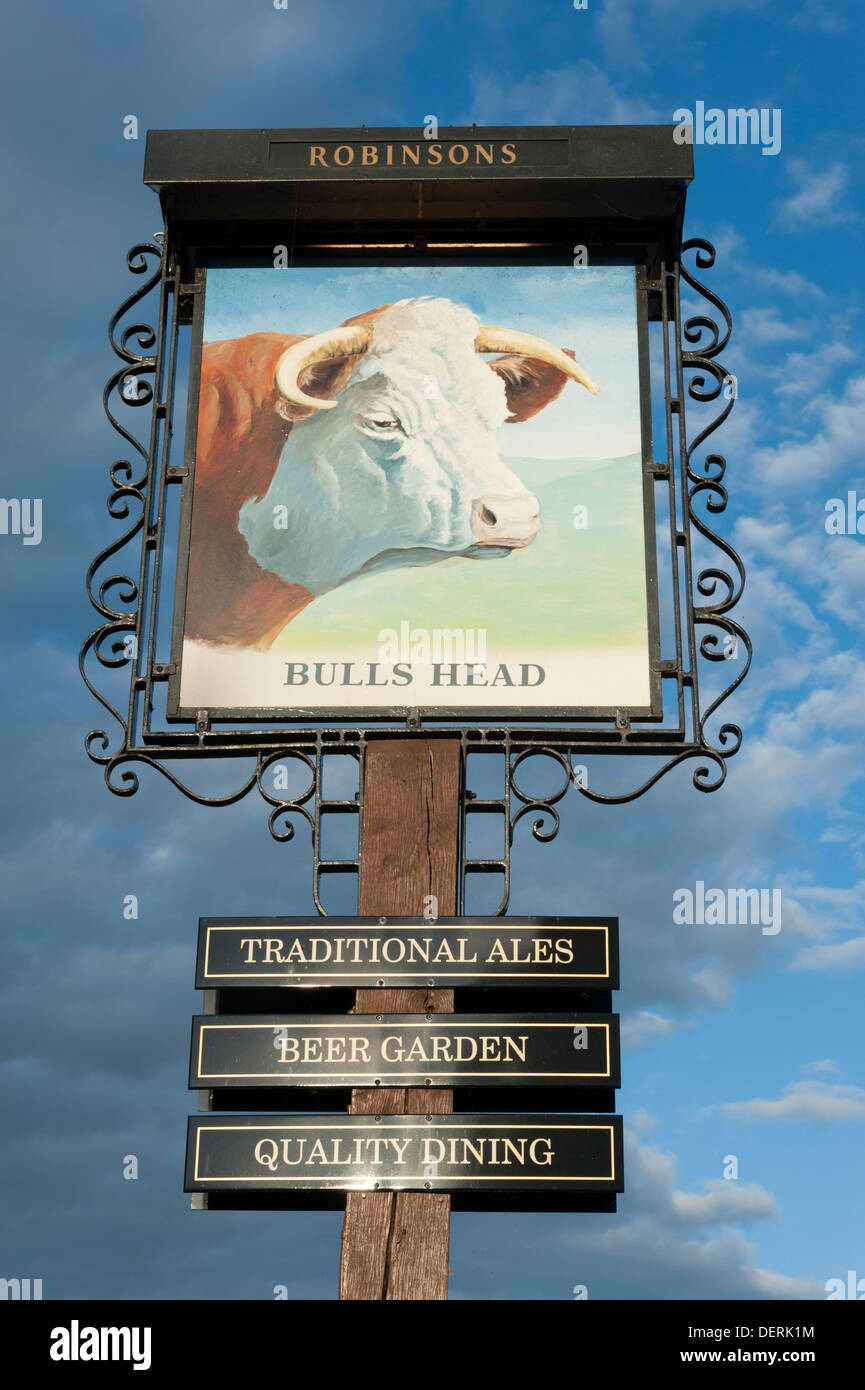 I tori Head pub segno Ashford nell'acqua del Peak District DERBYSHIRE REGNO UNITO Foto Stock