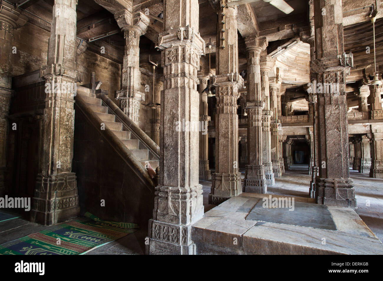Gli interni di una moschea, Jhulta Minara, Ahmedabad, Gujarat, India Foto Stock