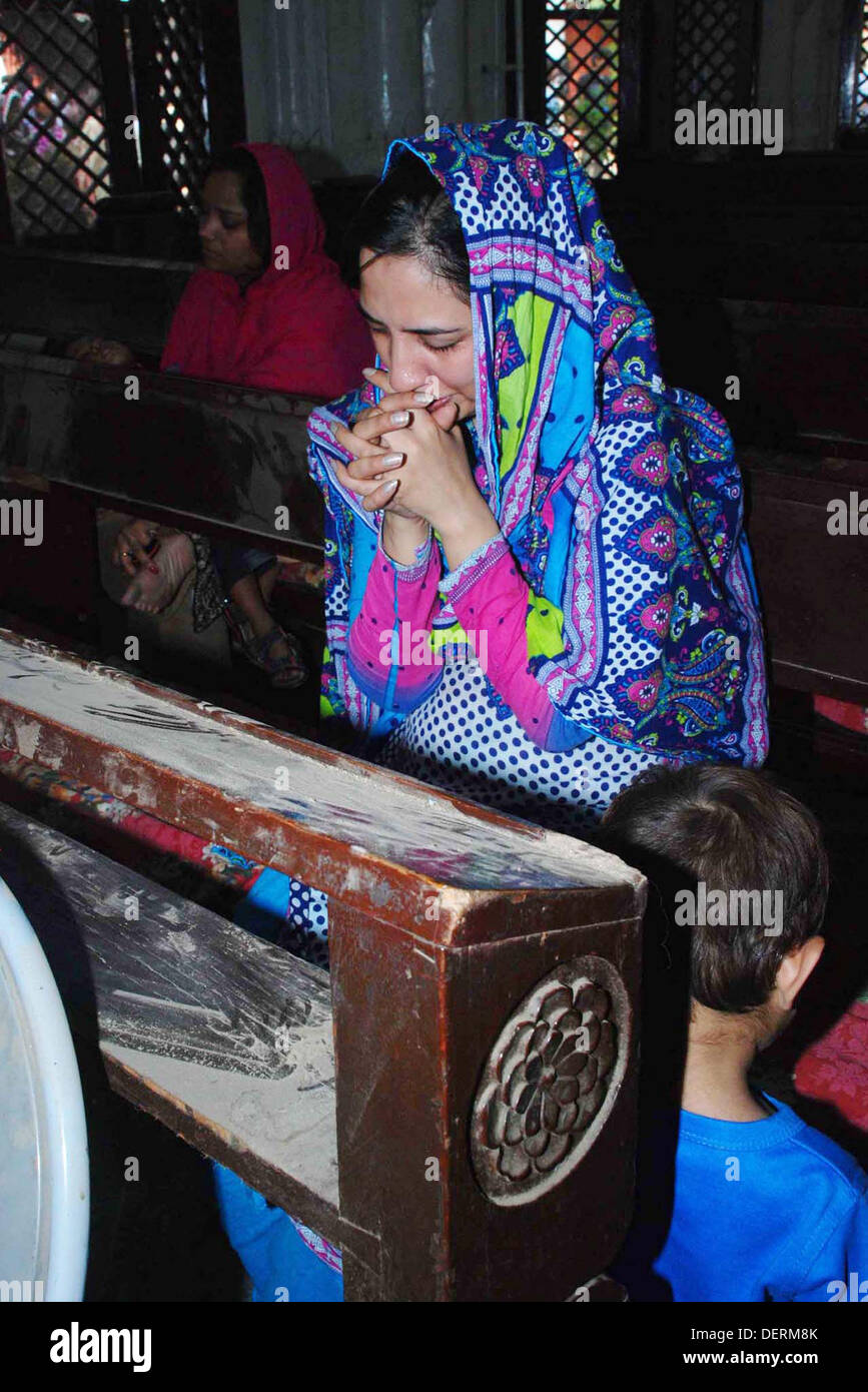 ISLAMABAD/ PAKISTAN .  23 setp 2013 Handout image PID  a Peshawar, Breaved membro della famiglia grida dentro la Chiesa pregando fore uccisi in chiesa bomba qui lunedì. APP ( Foto di Riaz Anjum) (foto di PID/Deanpictures/Alamy Live News Foto Stock