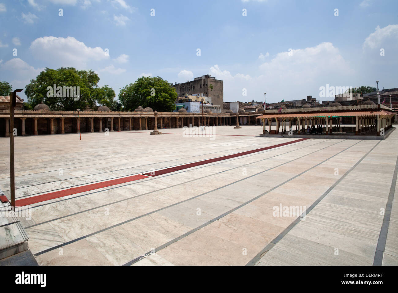 Il cortile di una moschea Jama Masjid, Ahmedabad, Gujarat, India Foto Stock