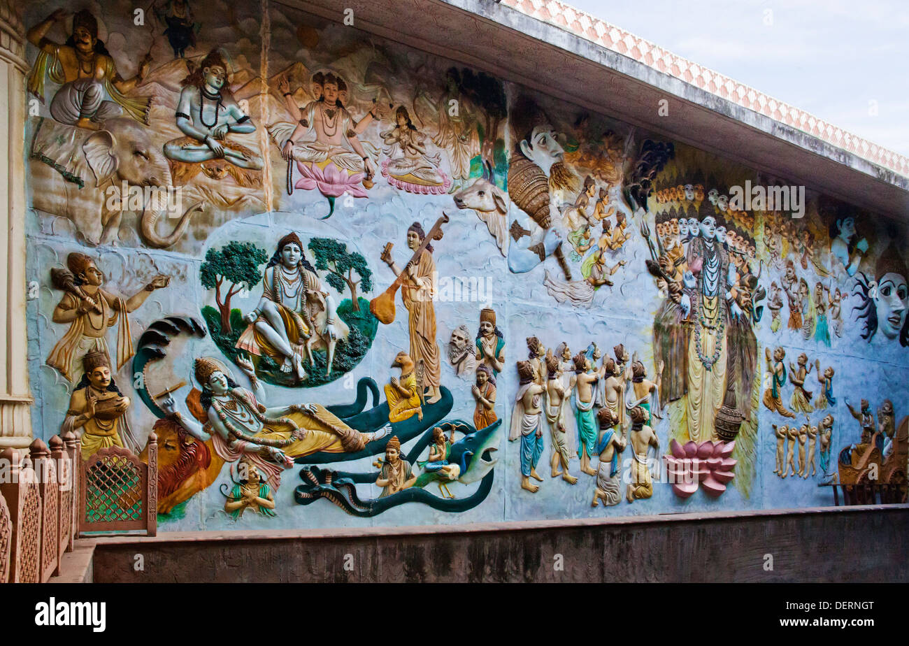 Sculture di divinità Indù sulla parete di un tempio, Tempio ISKCON, Ahmedabad, Gujarat, India Foto Stock