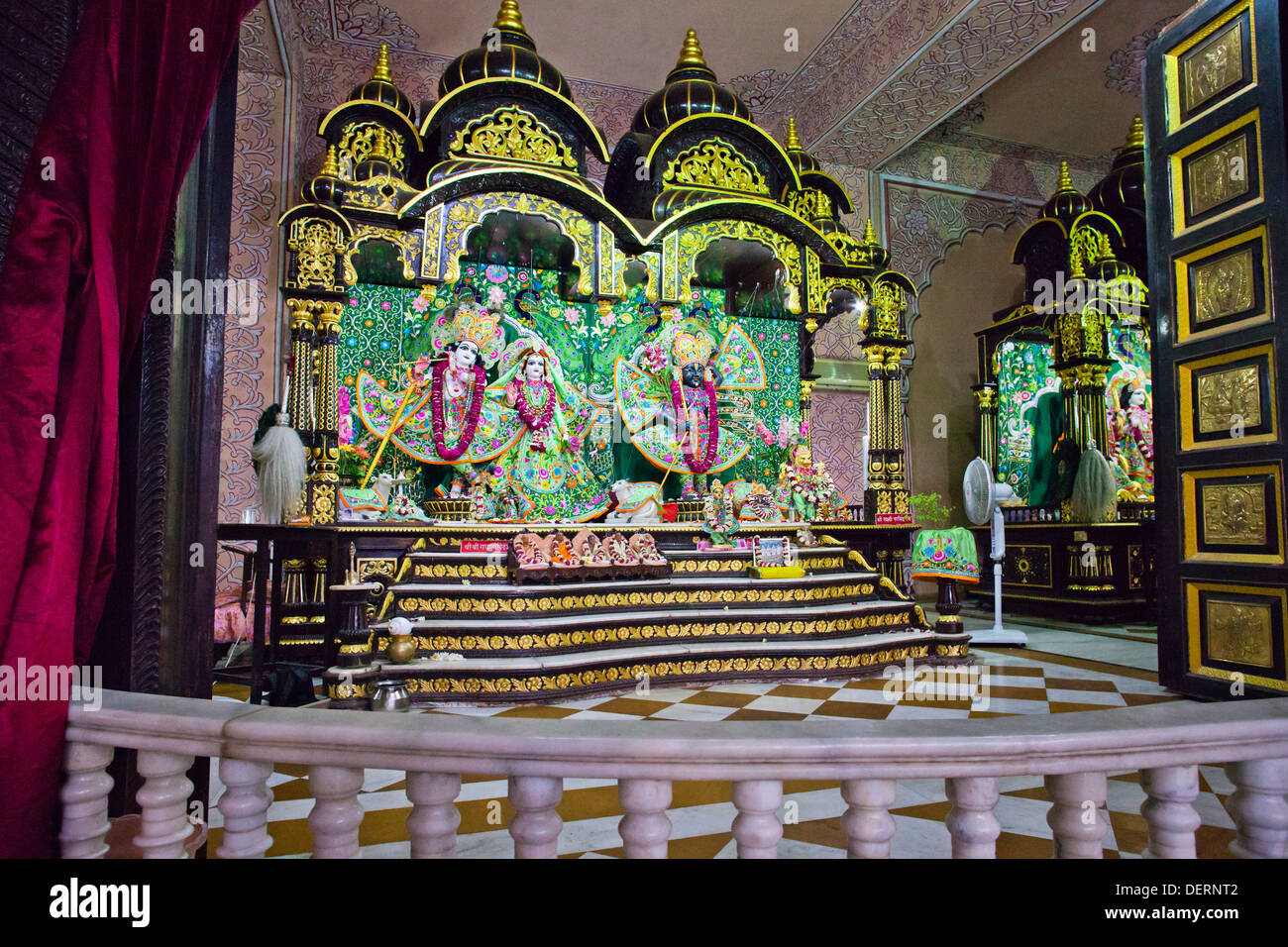 Gli idoli di Radha e Krishna in un tempio, Tempio ISKCON, Ahmedabad, Gujarat, India Foto Stock
