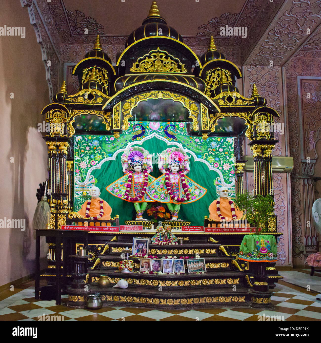 Gli idoli del Signore Krishna e Balram in un tempio, Tempio ISKCON, Ahmedabad, Gujarat, India Foto Stock