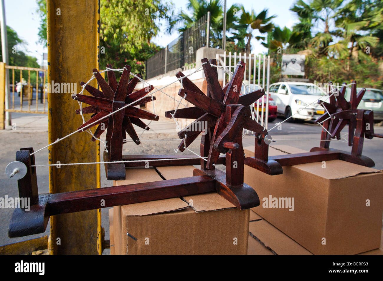 Ruote di filatura in un museo, Sabarmati Ashram, Ahmedabad, Gujarat, India Foto Stock