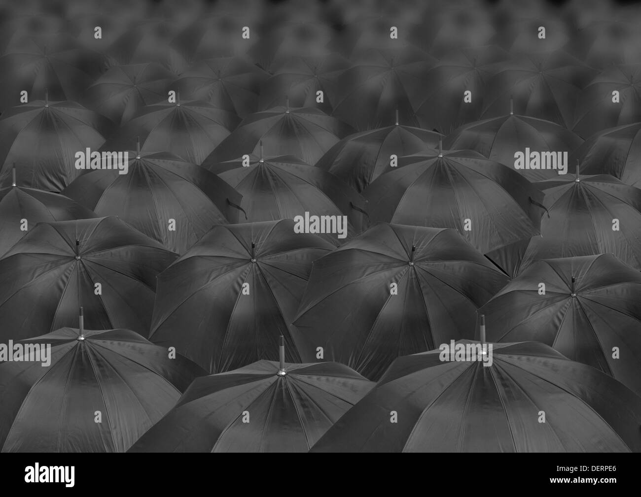 Sfondo di infinita quantità di nero ombrelli aperti Foto Stock
