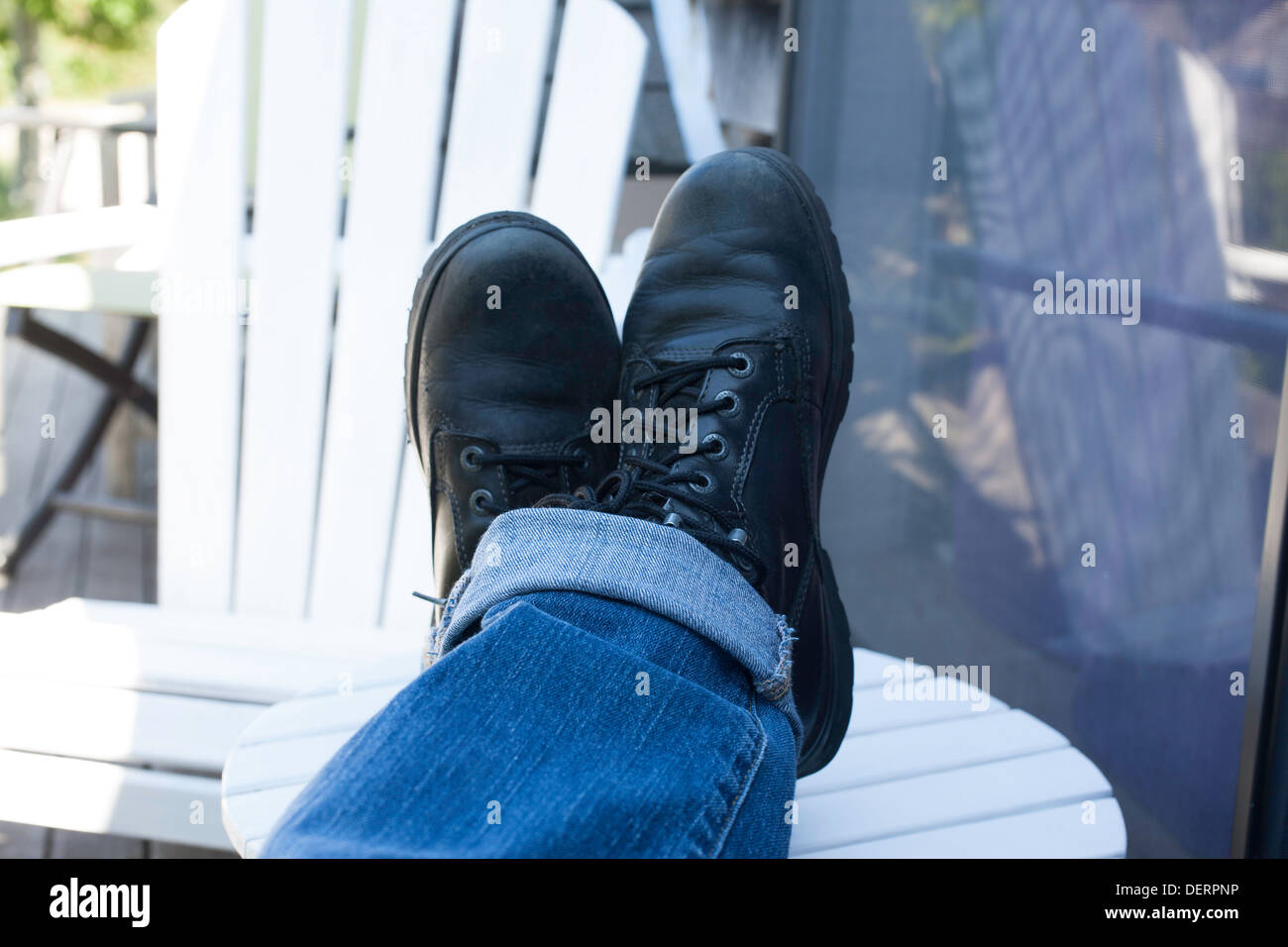 Relax su un ponte a Provincetown su un pomeriggio d'estate. Foto Stock