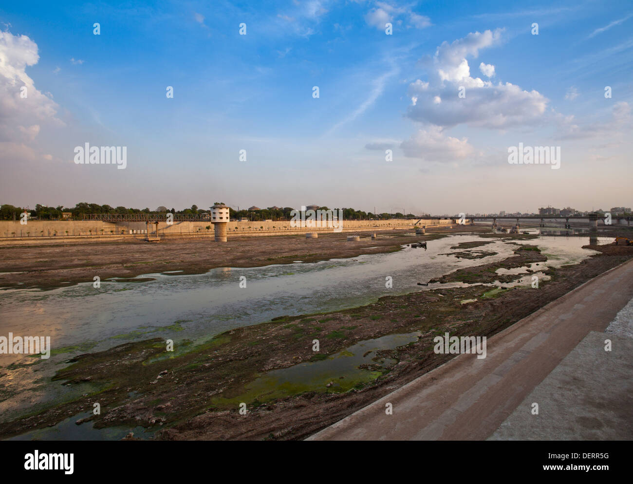 Il lungofiume di Sabarmati, Ahmedabad, Gujarat, India Foto Stock