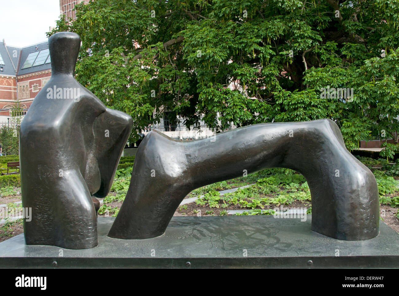 Arch gamba figura distesa Cut 1969 Henry Spencer Moore 1898 - 1986 scultore inglese Inghilterra Rijksmuseum Amsterdam Paesi Bassi Foto Stock
