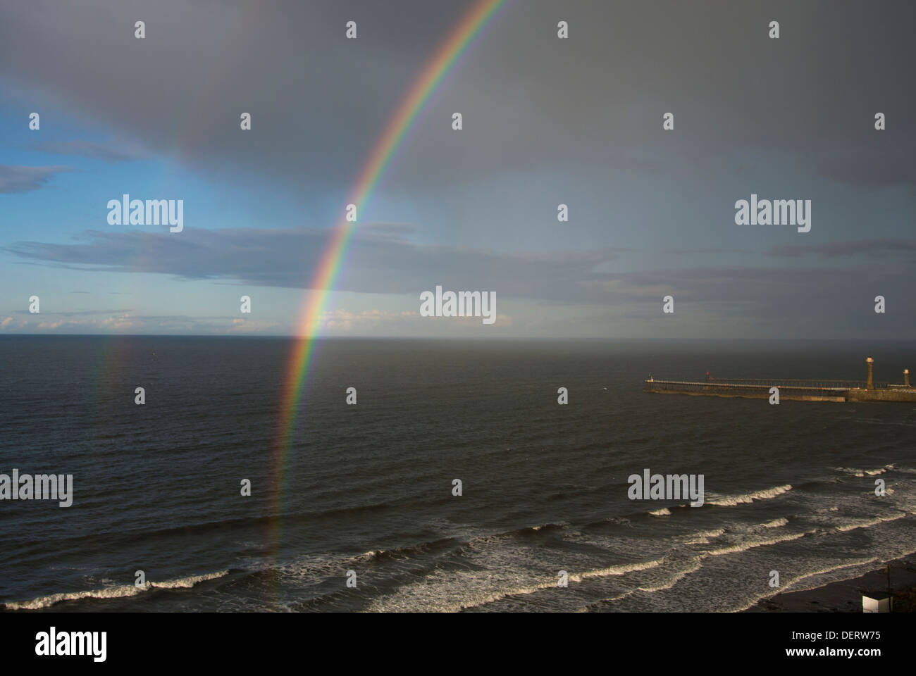 Rainbow sul mare Foto Stock
