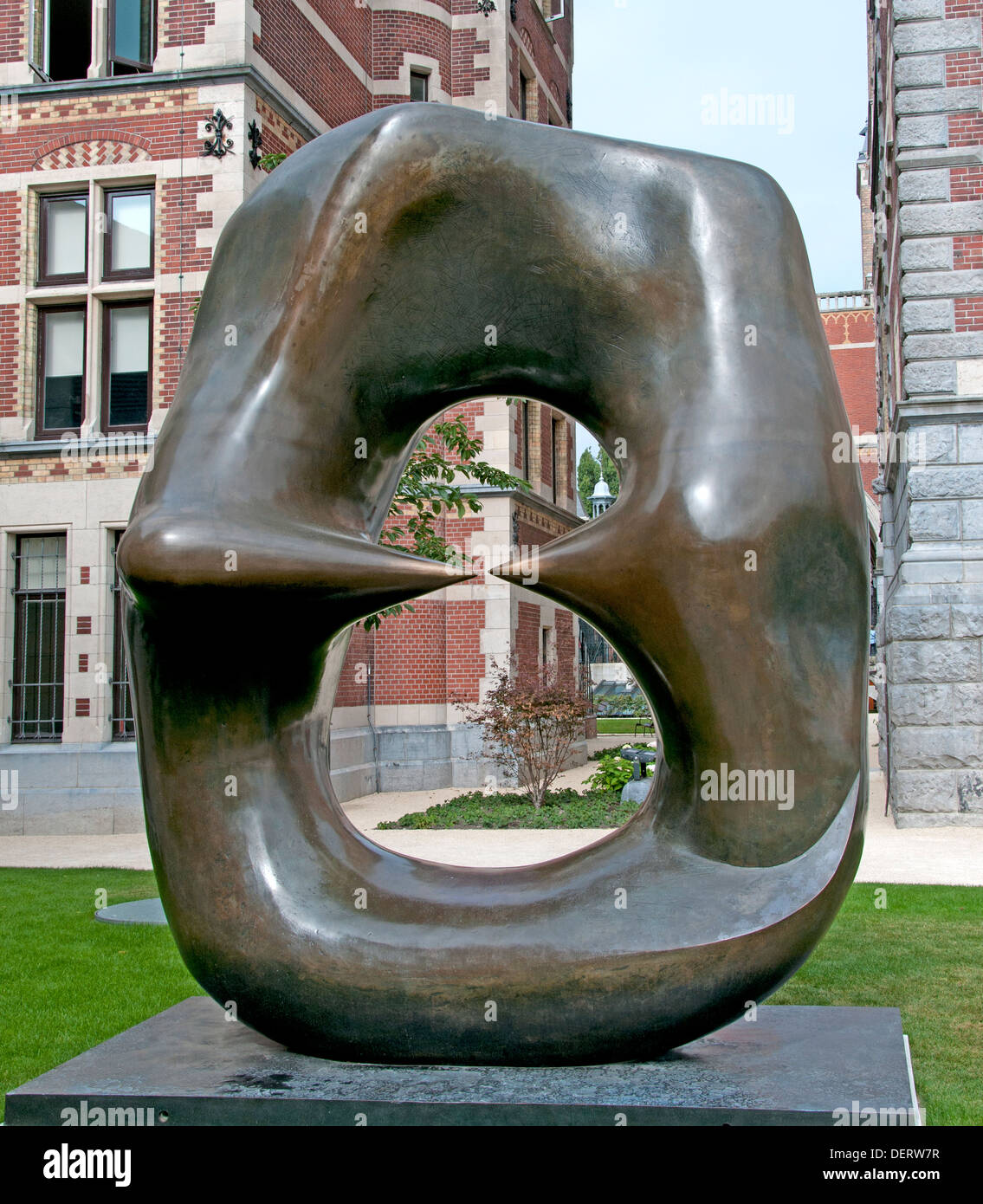 Ovale con punti 1968 Henry Spencer Moore 1898 - 1986 scultore inglese Inghilterra Rijksmuseum Amsterdam Paesi Bassi Foto Stock