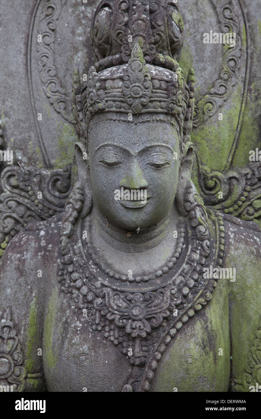 Indonesiano statua di pietra giovane donna Dio dèi divinità religione religiosa santa tradizione tradizionale culto di credenza Foto Stock