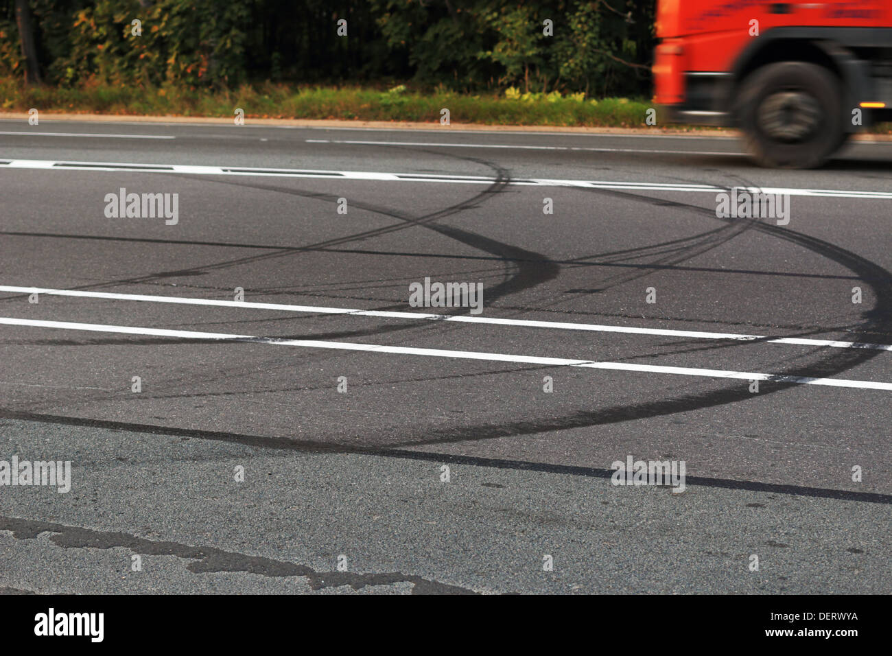 Curva pericolosa in strada Foto Stock