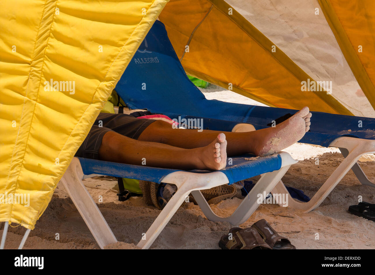 Sun tende sul Baby Beach di Aruba Foto Stock