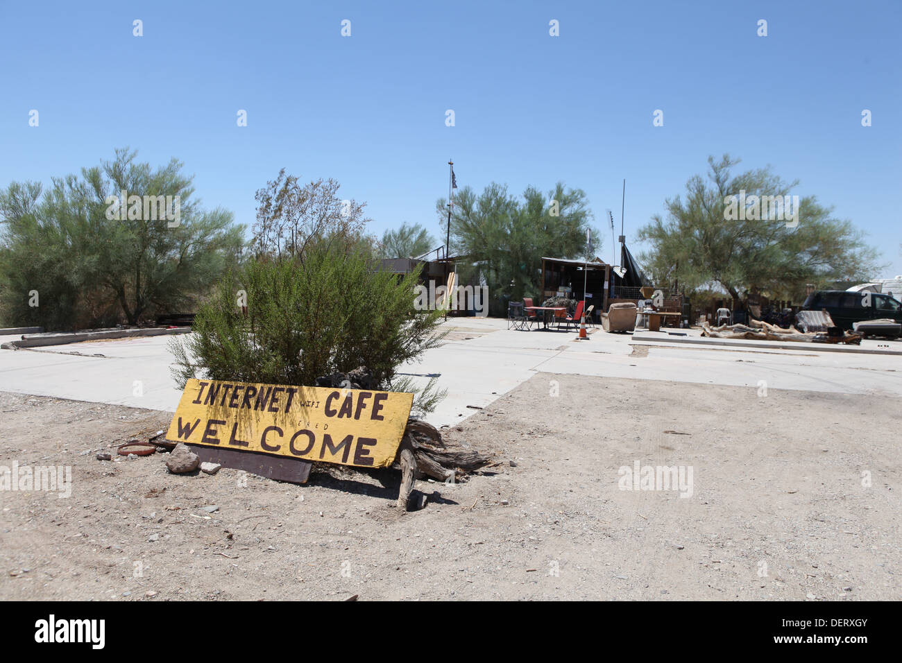Lastra città- nel deserto del Colorado, la California del sud, si trova un campeggio libero per roulotte e case temporanee. Foto Stock