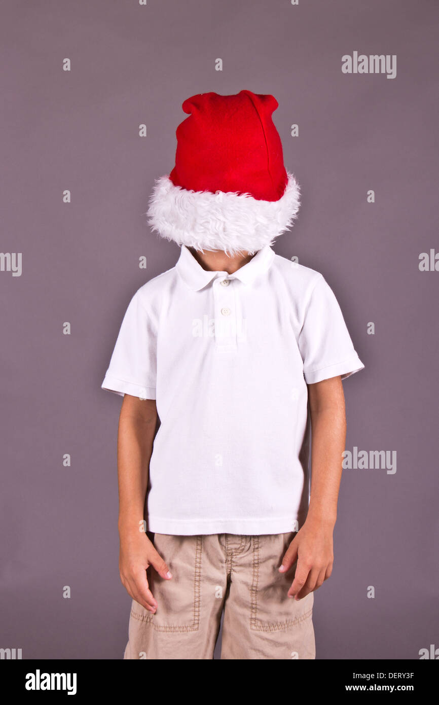 Ragazzo essendo sciocco con Santa hat durante il periodo di Natale Foto Stock
