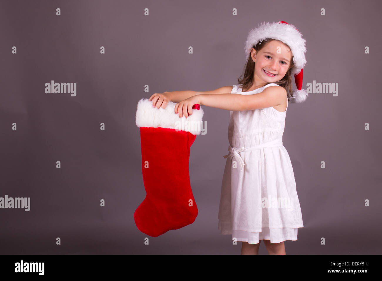 Bambina e la sua calza di Natale Foto Stock