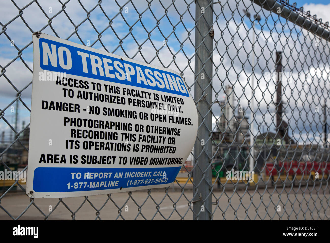 Detroit, Michigan - un segno mette in guardia contro il fumo, fotografia e altre attività presso la maratona di raffineria di petrolio. Foto Stock