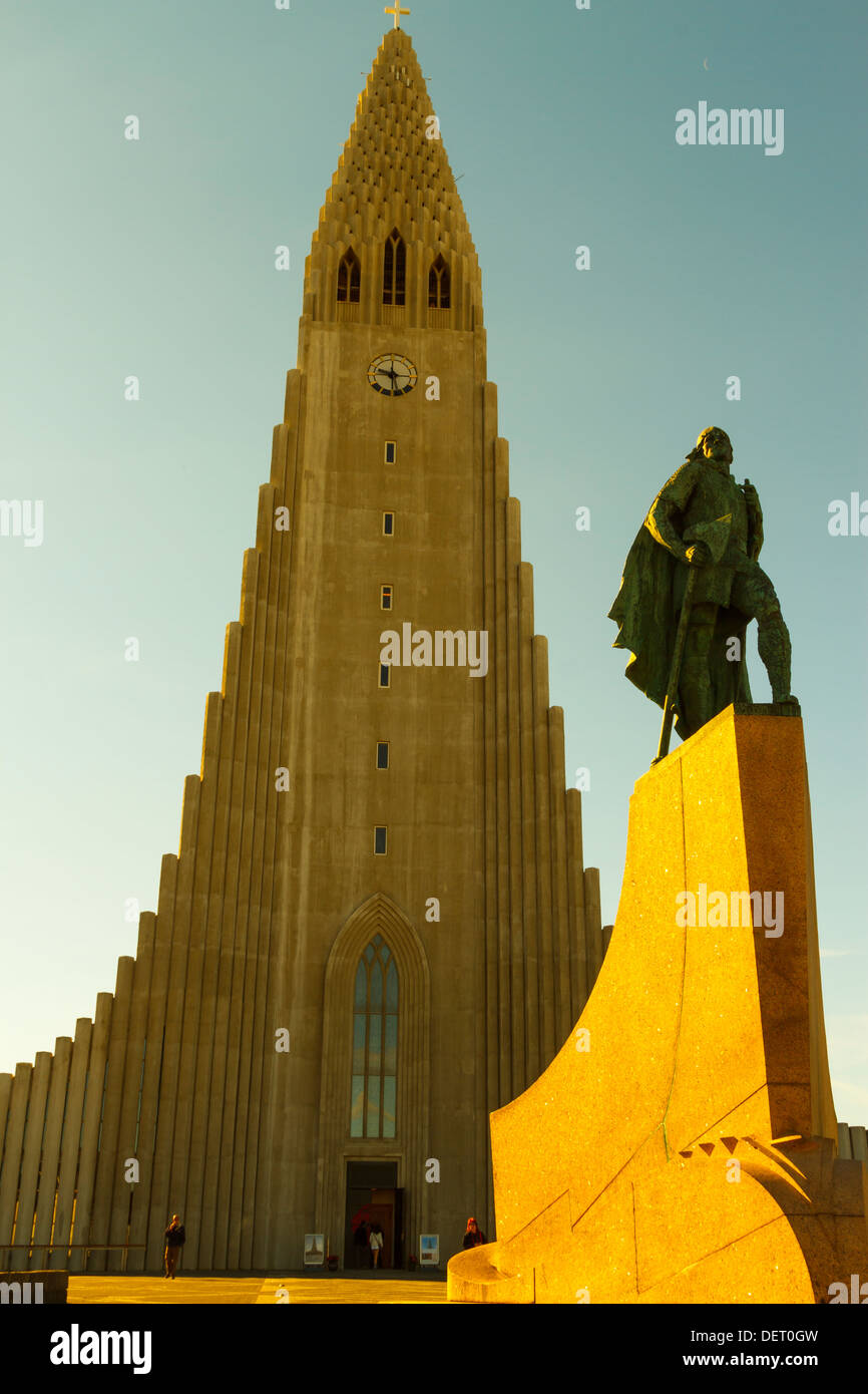 Hallgrimskirkja e Leif Erikson statua. Reykjavik, Islanda, l'Europa. Foto Stock