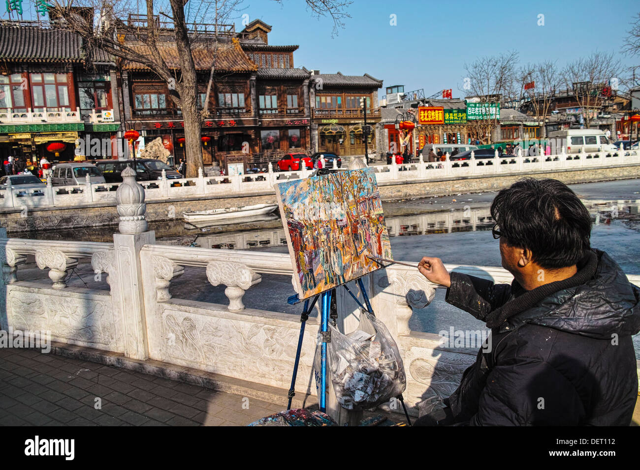 Un uomo cinese disegnare una pittura di olio a Shichahai, Pechino Foto Stock