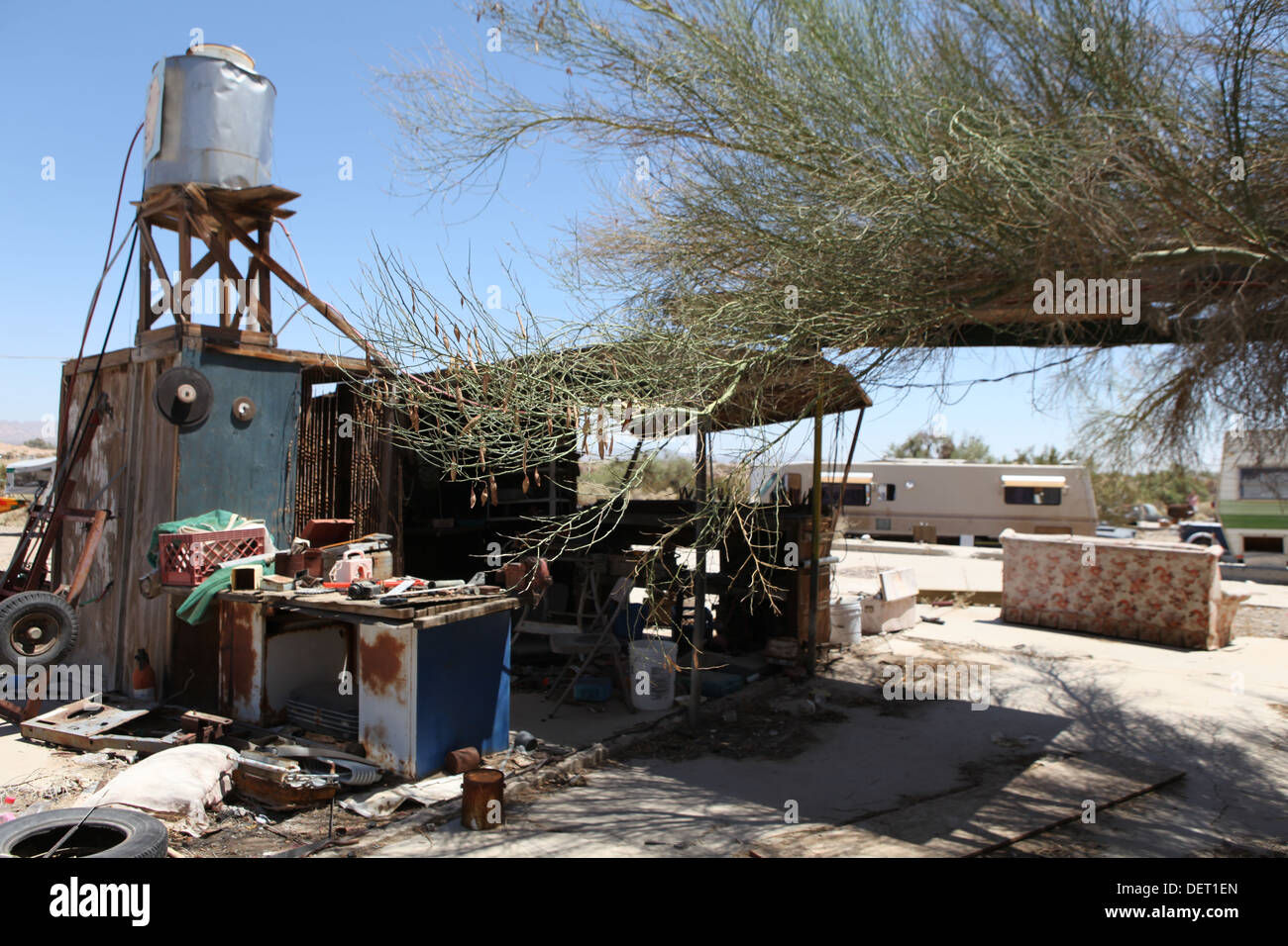 Lastra città- nel deserto del Colorado, la California del sud, si trova un campeggio libero per roulotte e case temporanee. Foto Stock