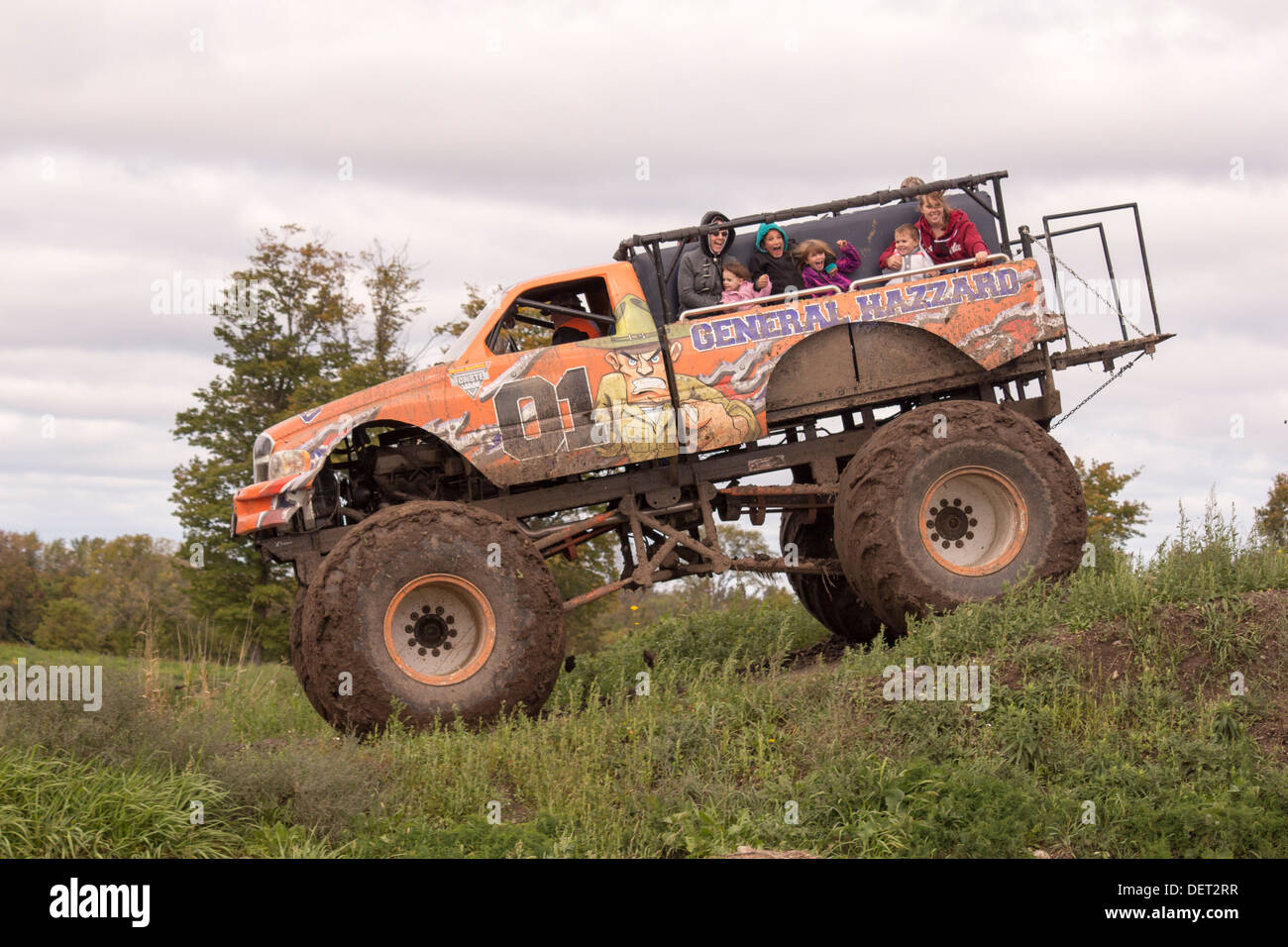 Pericolo generale Monster Truck Ride andando giù per una collina a Lindsay Fiere ed esposizioni in laghi Kawartha Foto Stock