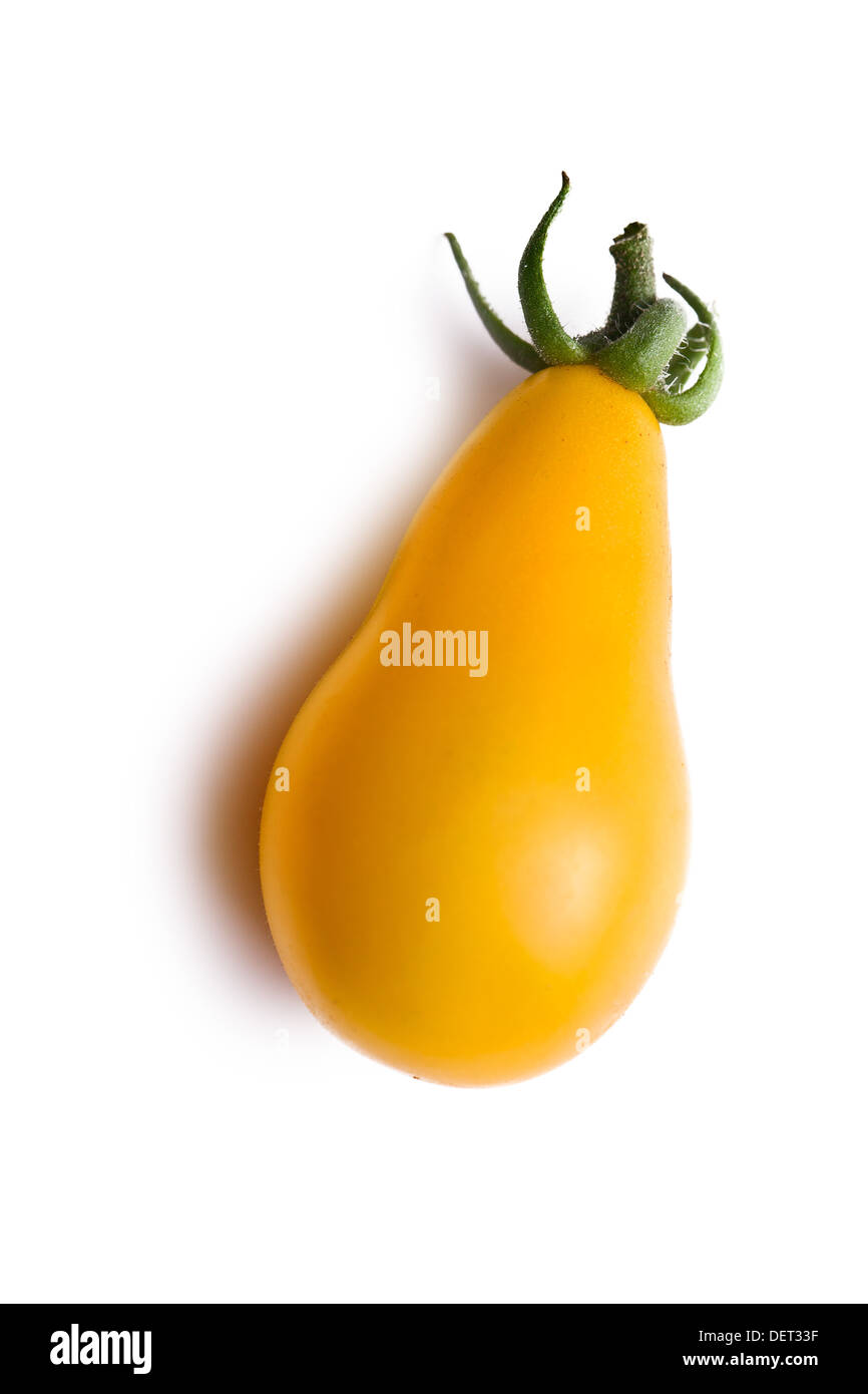 Giallo pomodori ciliegia su sfondo bianco Foto Stock
