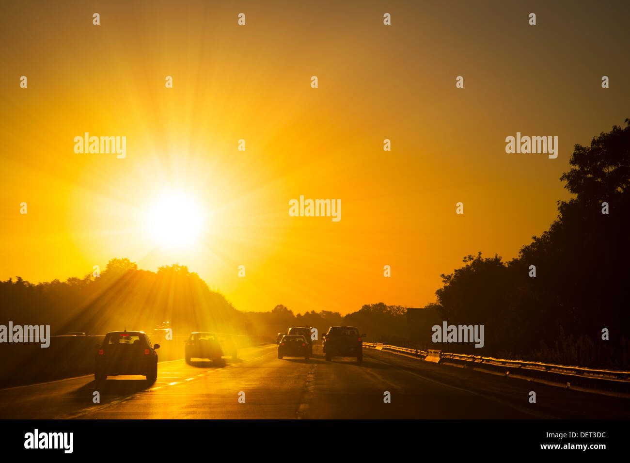 Vetture con il sole sulla autostrada durante le ore di punta i pendolari, Philadelphia, Stati Uniti d'America Foto Stock