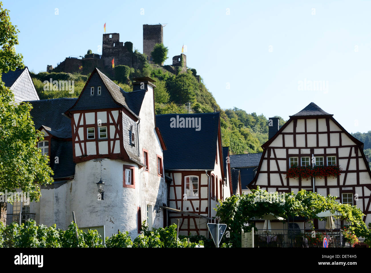 BEILSTEIN, Germania - 3 settembre: Metternich castello e dal centro storico della città di Beilstein. Foto Stock BEILSTEIN, Germania - 3 settembre: Metternich castello e dal centro storico della città di Beilstein. Foto Stock