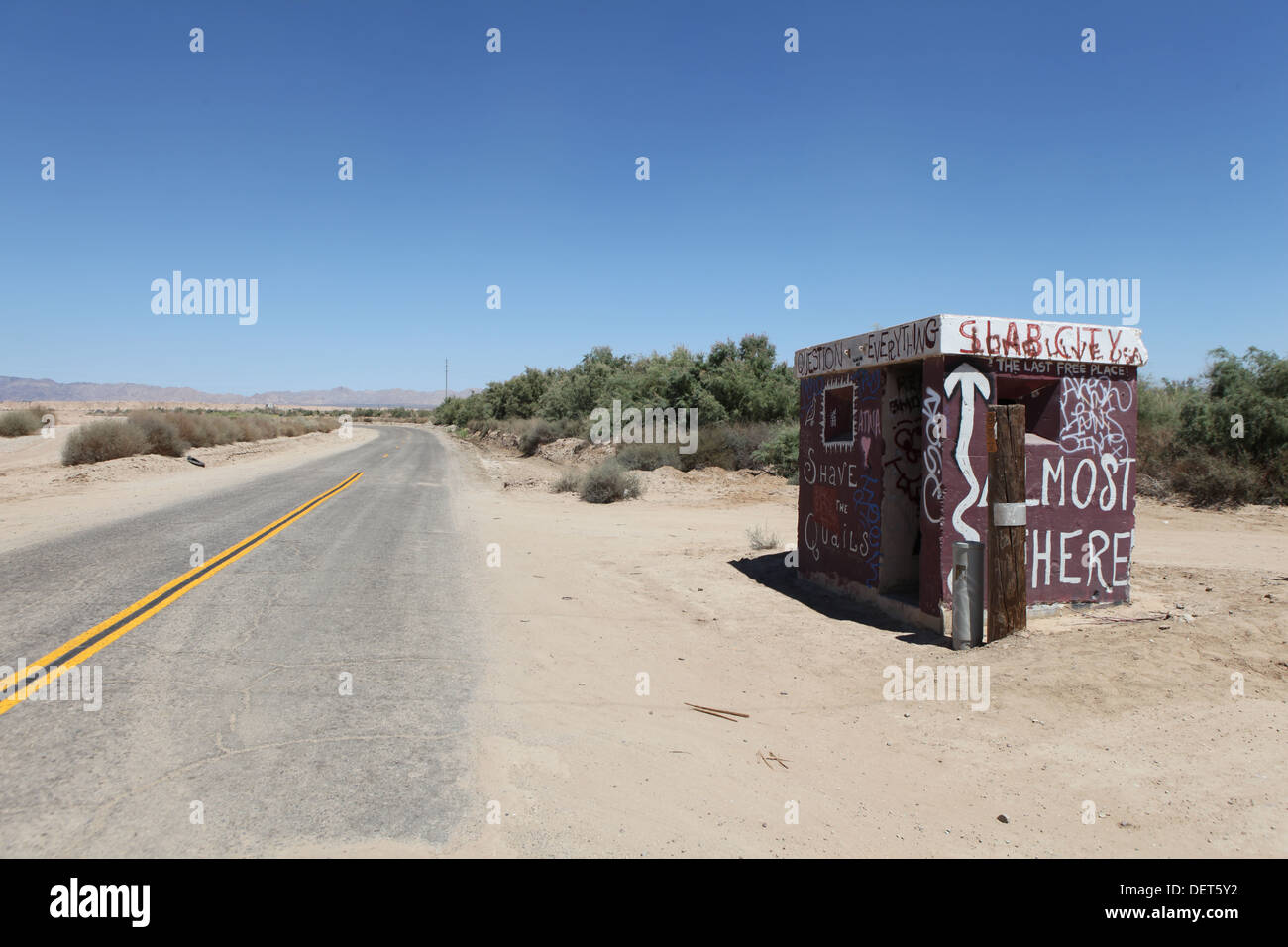 Strada desolata in Colorado il deserto che conduce alla città di Soletta Foto Stock