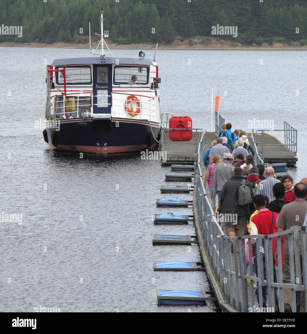 I passeggeri di salire a bordo del traghetto Osprey, Kielder acqua, Northumberland, England, Regno Unito Foto Stock